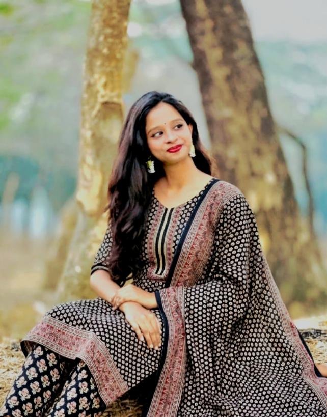 স্টাইল আর আভিজাত্যের পারফেক্ট কম্বিনেশন! 🌟
প্রিমিয়াম কোয়ালিটির এই ট্রেন্ডি ব্ল্যাক অ্যান্ড হোয়াইট ব্লক প্রিন্ট থ্রি-পিস দিয়ে আপনার দৈনন্দিন লুকে নিয়ে আসুন এক অনন্য স্নিগ্ধতা। আরামদায়ক ফেব্রিক এবং নজর